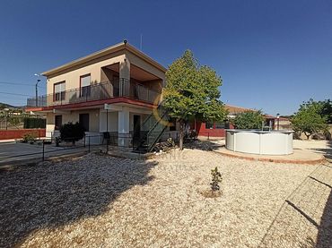 Detached house with balcony for sale in Monóvar  / Monòver