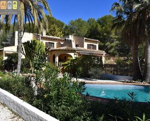 Vista exterior de Casa adosada en venda en Altea amb Jardí privat, Terrassa i Piscina
