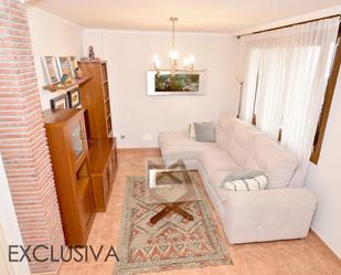 Sala d'estar de Casa adosada en venda en Basauri  amb Terrassa i Balcó