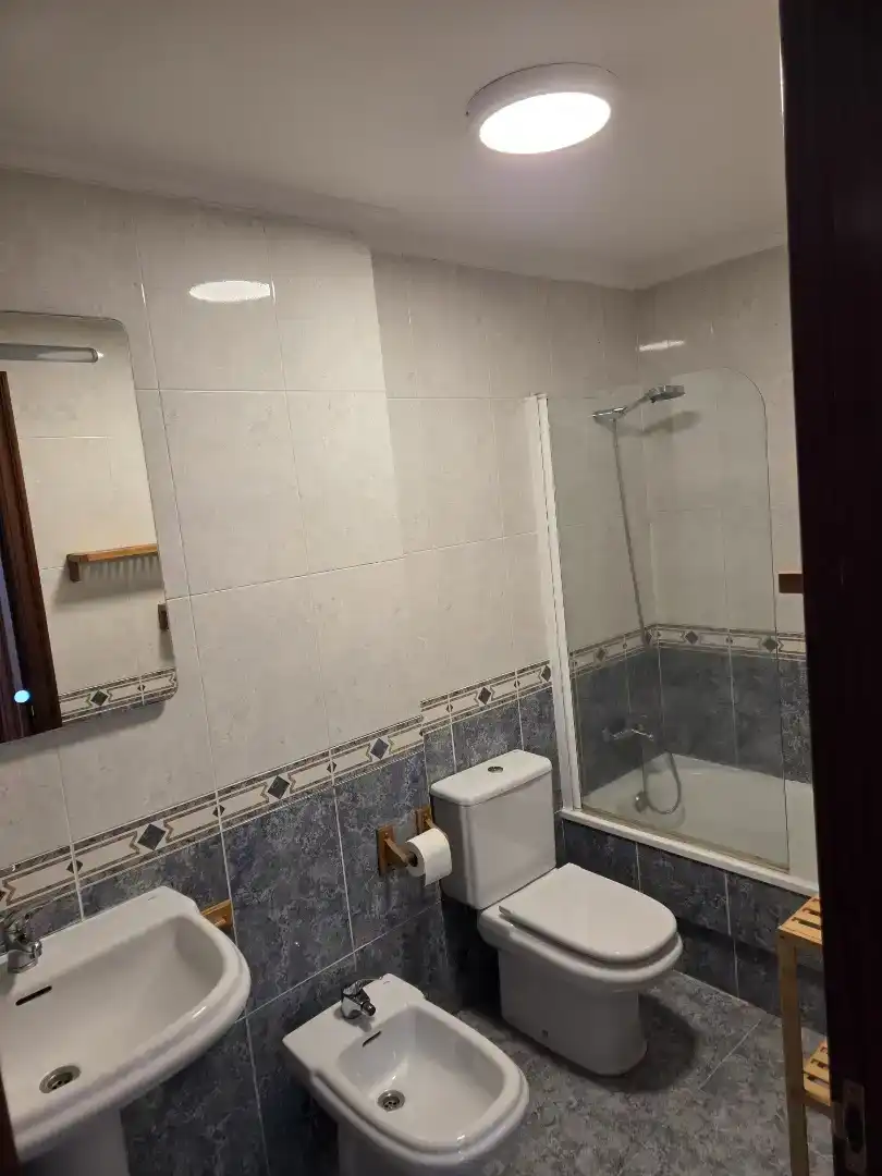 Badezimmer von Wohnung zur Miete in Narón