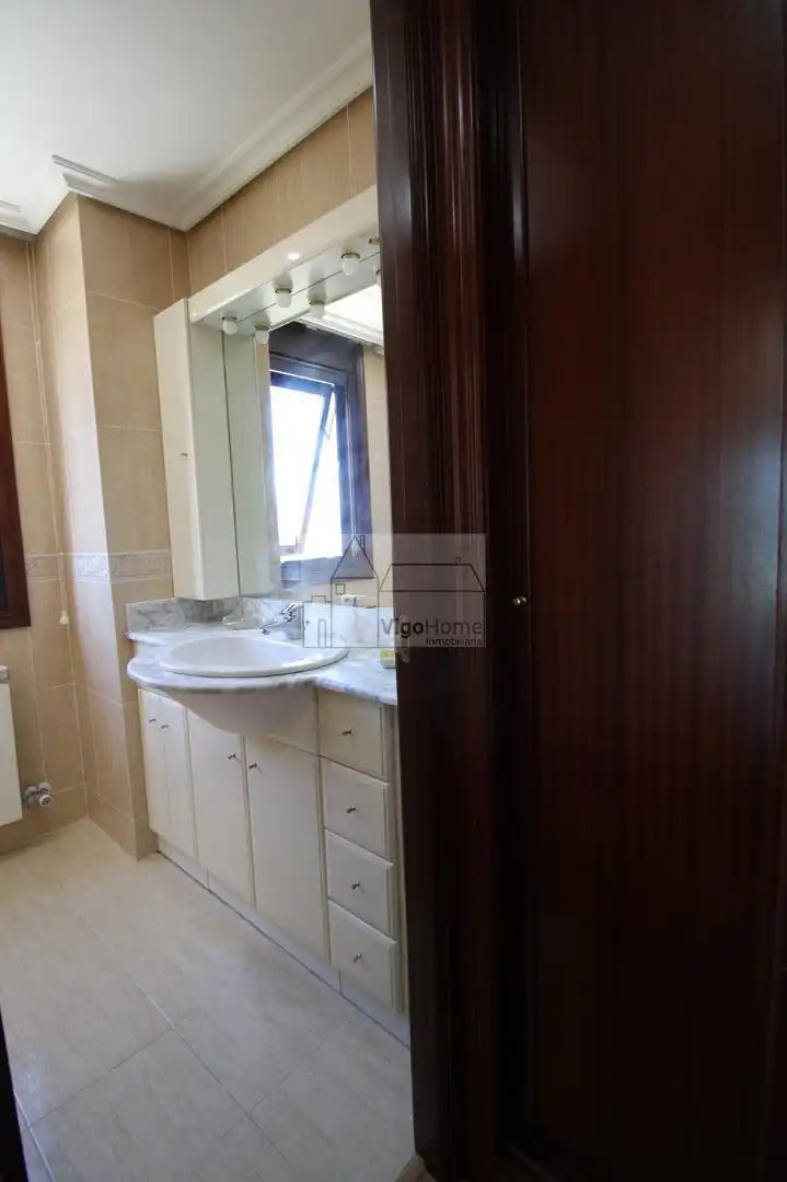 Bathroom of Flat for rent in Vigo   with Heating, Storage room and Furnished
