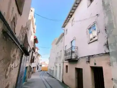 Vista exterior de Casa adosada en venda en Medrano amb Moblat i Balcó