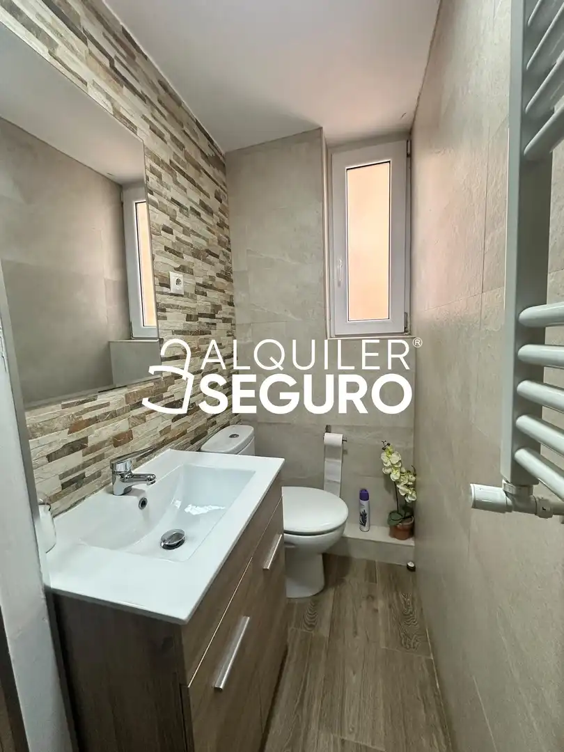 Bathroom of Flat for rent in Madrid  with Air Conditioner, Heating and Furnished