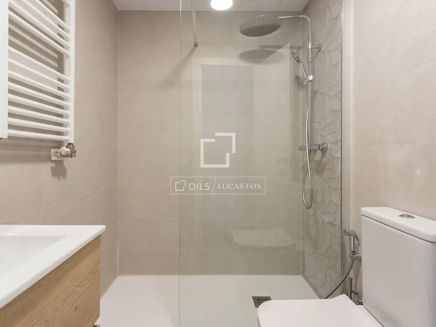 Badezimmer von Wohnung zum Verkauf in Barcelona mit Klimaanlage, Möbliert und Balkon