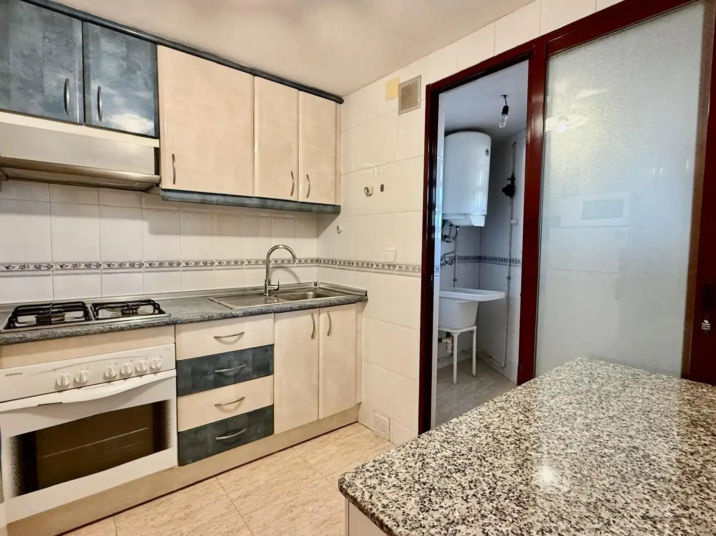 Cuina de Apartament en venda en Benidorm amb Aire condicionat, Calefacció i Jardí privat