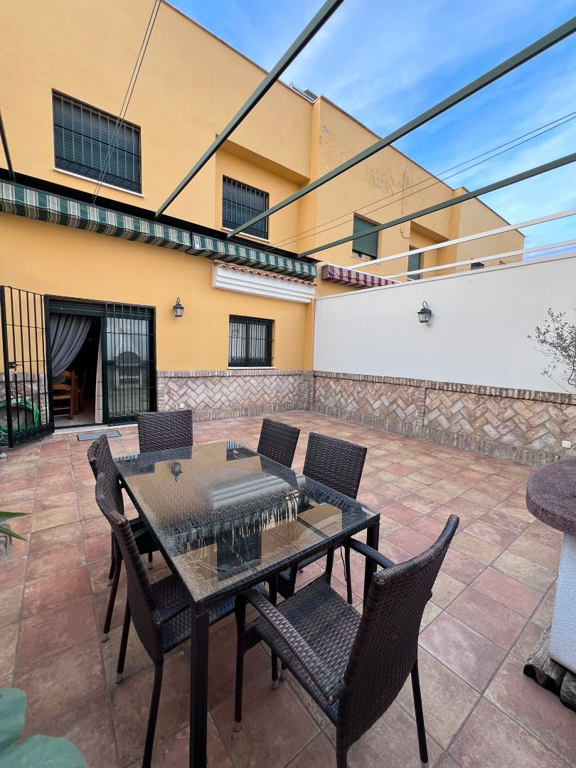 Terraza de Casa adosada de alquiler en Dos Hermanas con Aire acondicionado, Jardín privado y Terraza