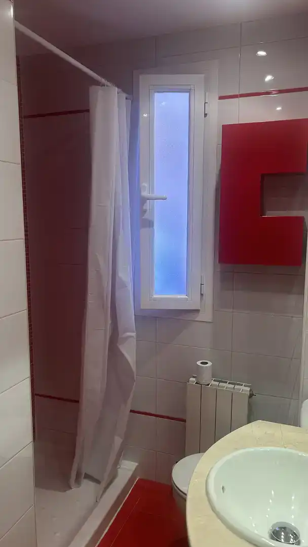 Baño de Piso para compartir en Madrid con Aire acondicionado, Amueblado y Balcón