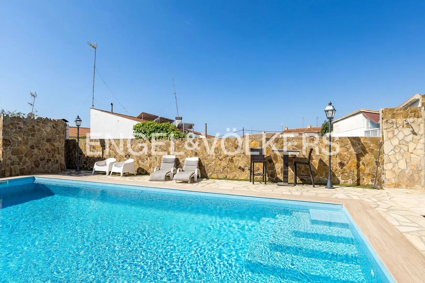 Piscina de Casa o chalet en venta en Vilanova i la Geltrú con Aire acondicionado, Calefacción y Jardín privado