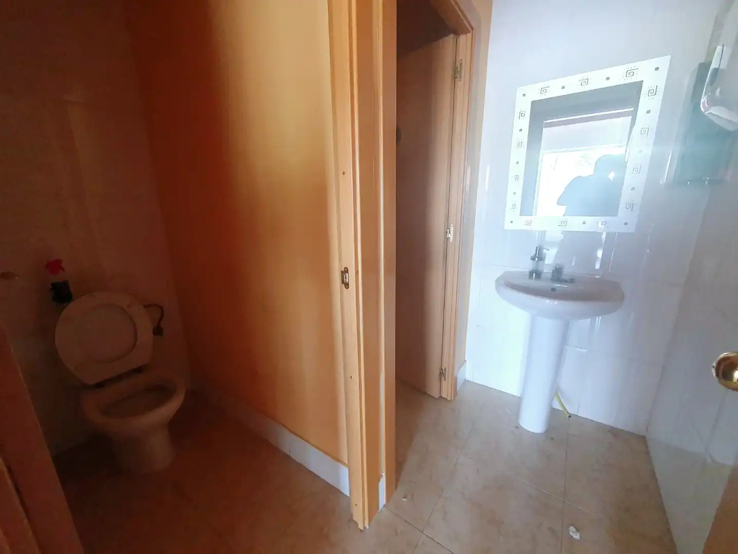 Bathroom of Commercial properties for rent in Piera  with Air Conditioner