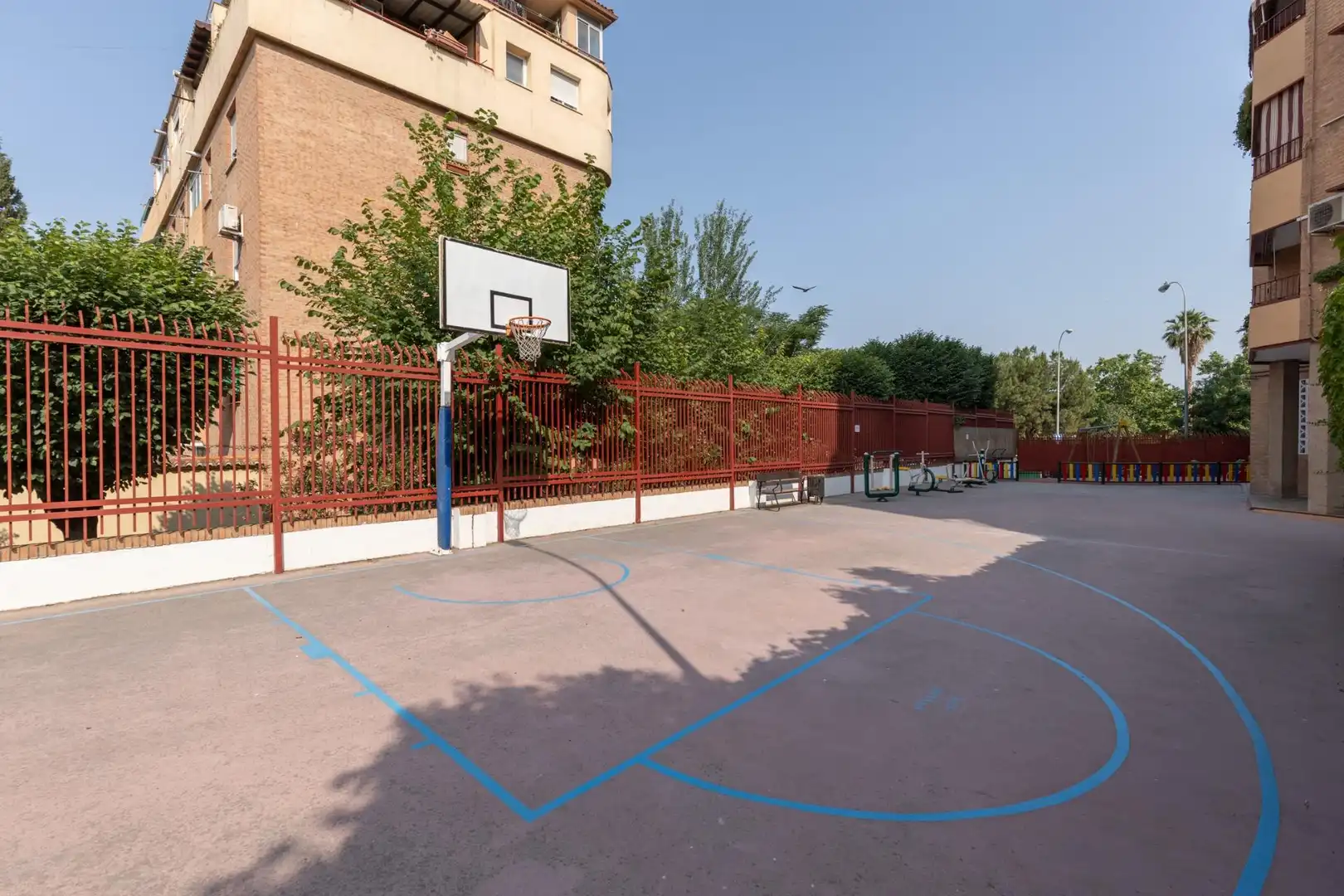 Aparcament de Pis en venda en Granada amb Aire condicionat, Balcó i Piscina comunitària