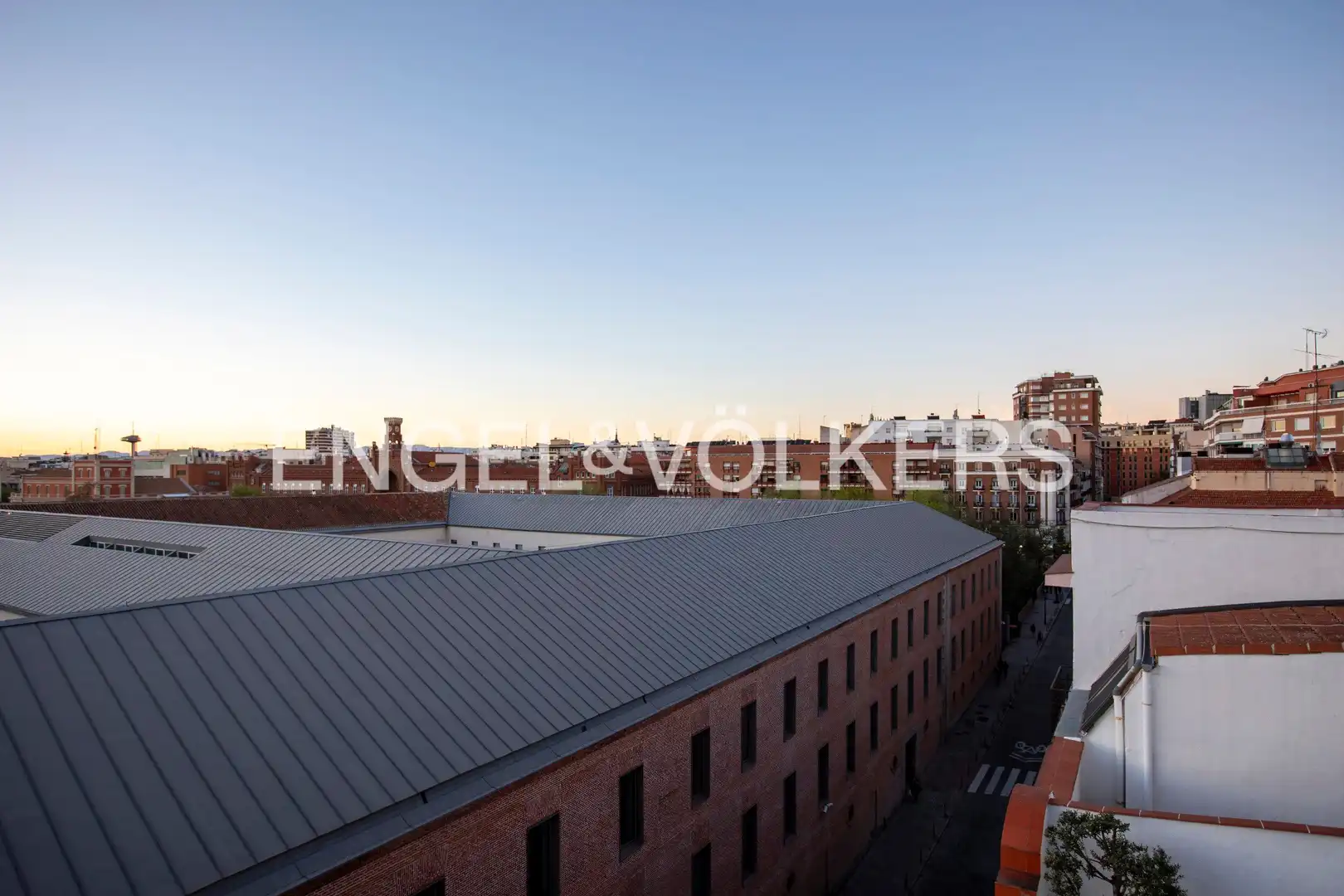 Vista exterior de Àtic en venda en Madrid amb Aire condicionat, Calefacció i Terrassa
