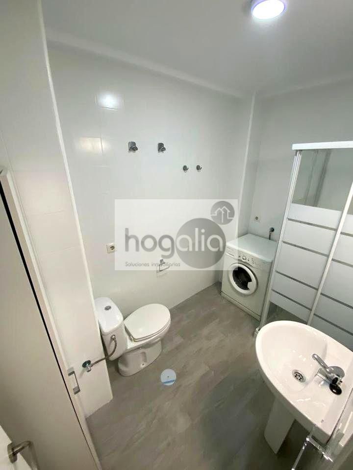Bathroom of Flat to rent in  Sevilla Capital  with Air Conditioner and Furnished