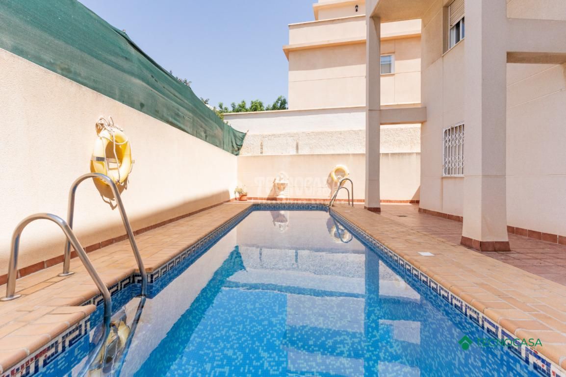 Piscina de Pis en venda en Roquetas de Mar amb Aire condicionat i Terrassa
