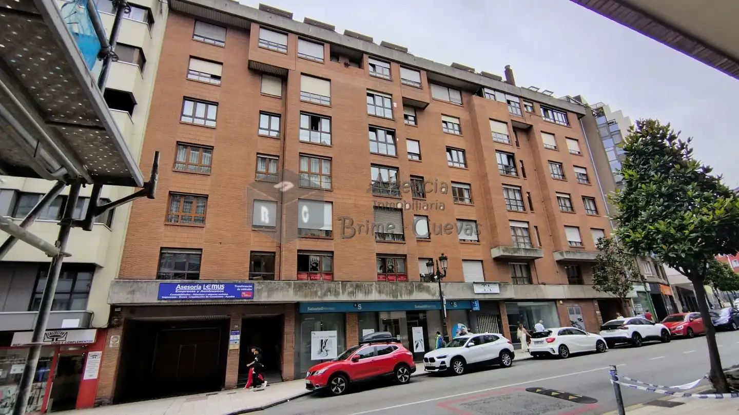 Vista exterior de Pis en venda en Oviedo  amb Calefacció i Terrassa