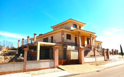 Vista exterior de Apartament en venda en Layos amb Jardí privat i Terrassa