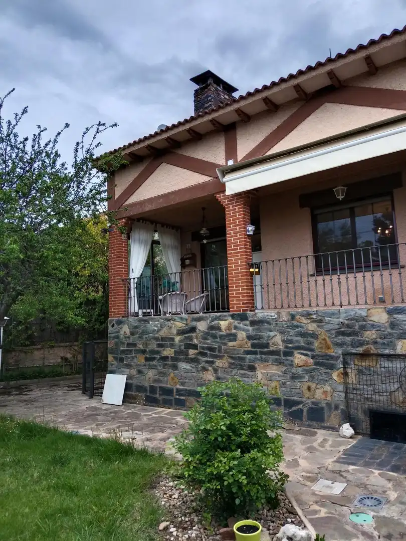 Vista exterior de Casa adosada en venta en La Lastrilla  con Aire acondicionado, Calefacción y Jardín privado