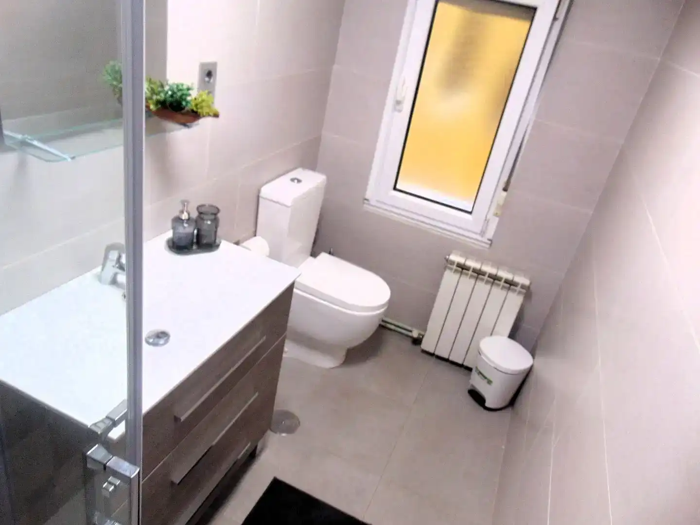 Badezimmer von Wohnung zur Miete in Lena mit Parkett und Möbliert