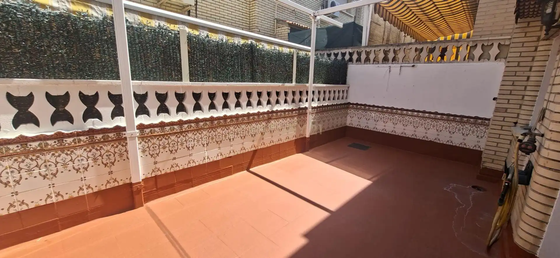 Terrasse von Einfamilien-Reihenhaus zur Miete in Boadilla del Monte mit Abstellraum, Ofen und Waschmaschine