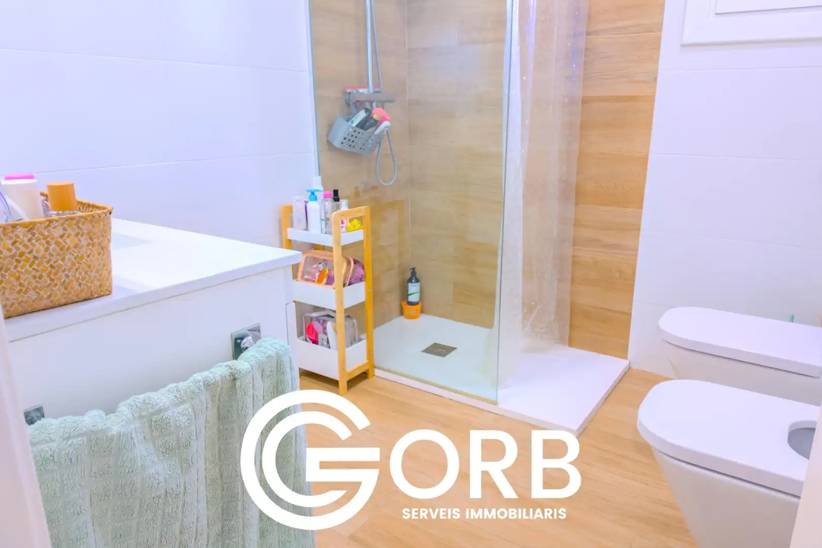 Badezimmer von Wohnung zum Verkauf in Mataró mit Klimaanlage, Heizung und Parkett