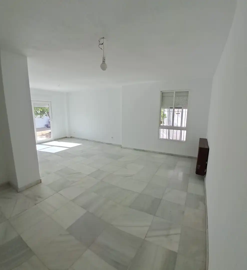 Sala d'estar de Casa adosada de lloguer en Tomares amb Aire condicionat i Piscina