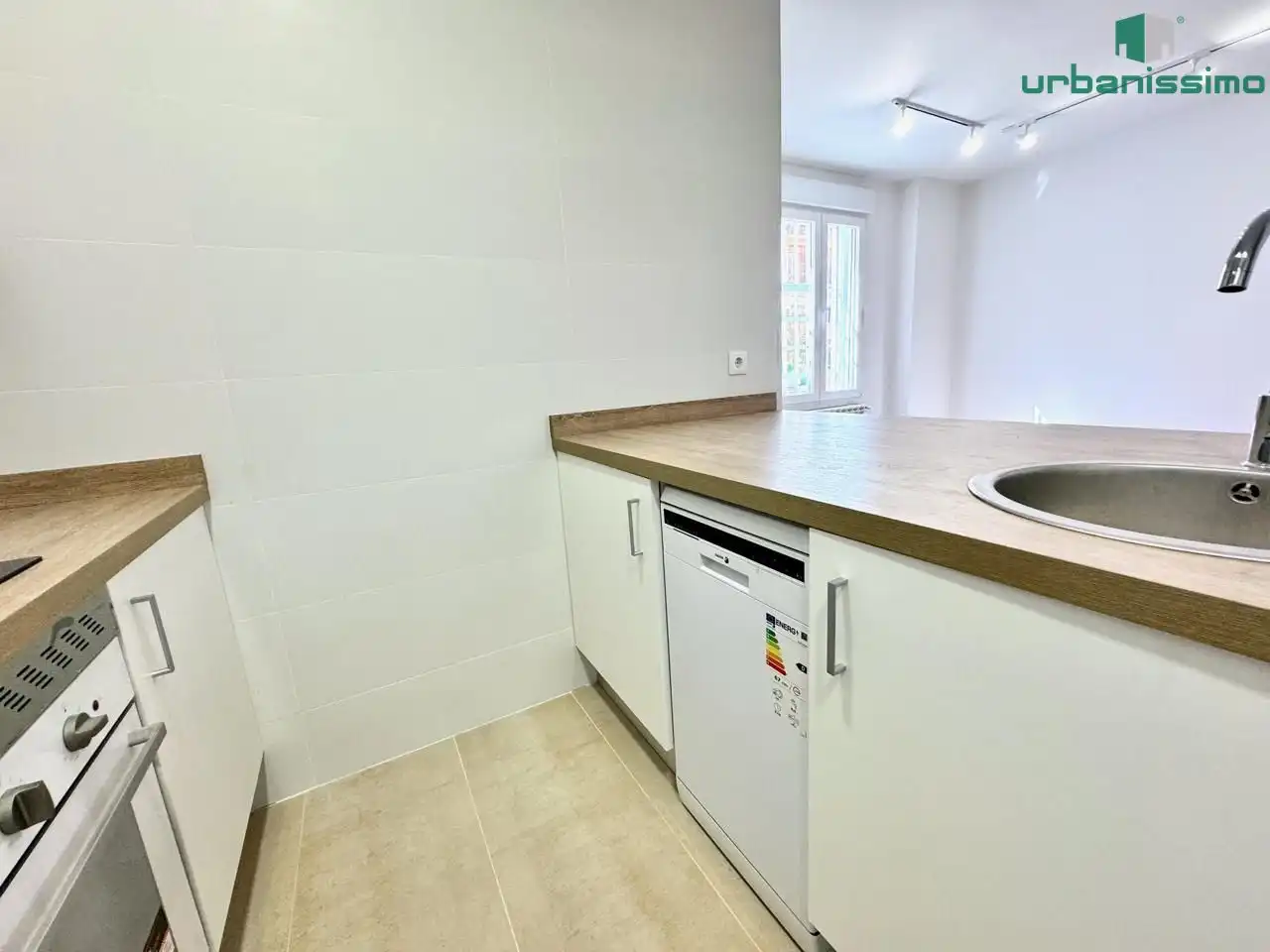 Cuina de Apartament de lloguer en Madrid amb Aire condicionat, Calefacció i Moblat