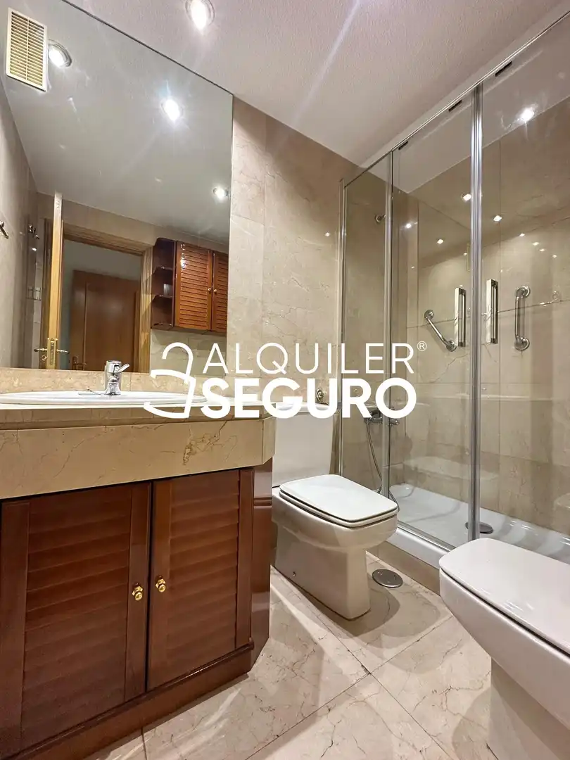 Badezimmer von Wohnung zur Miete in Madrid mit Heizung, Schwimmbad und Möbliert