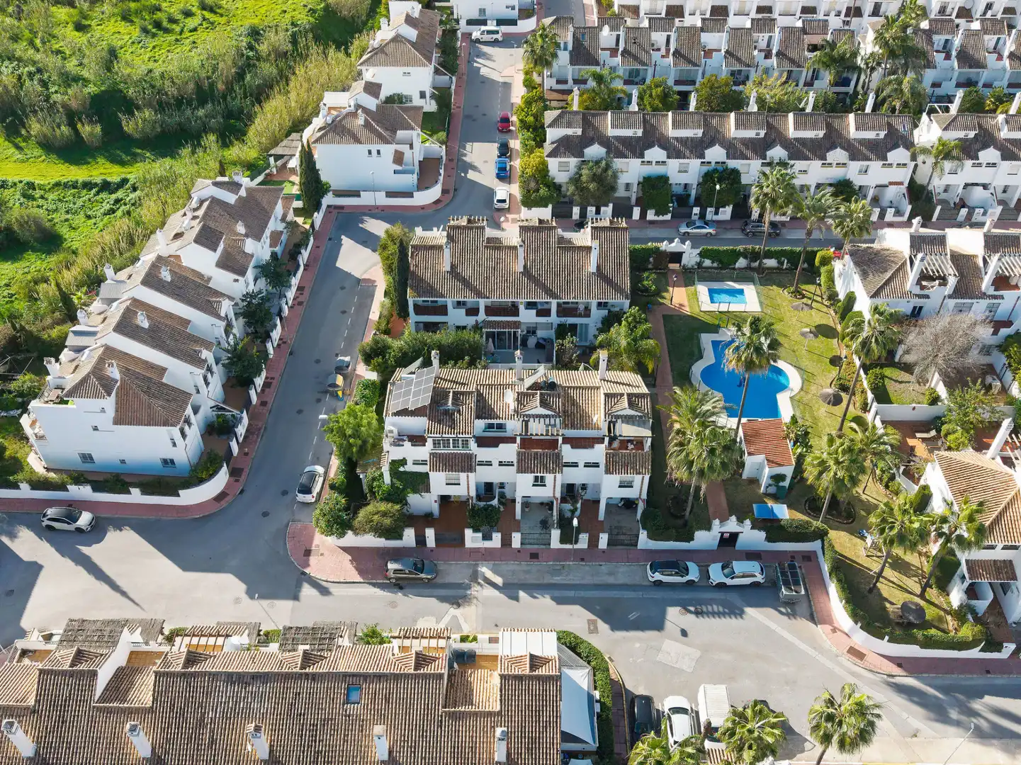 Vista exterior de Casa adosada en venda en Marbella amb Terrassa, Piscina i Piscina comunitària