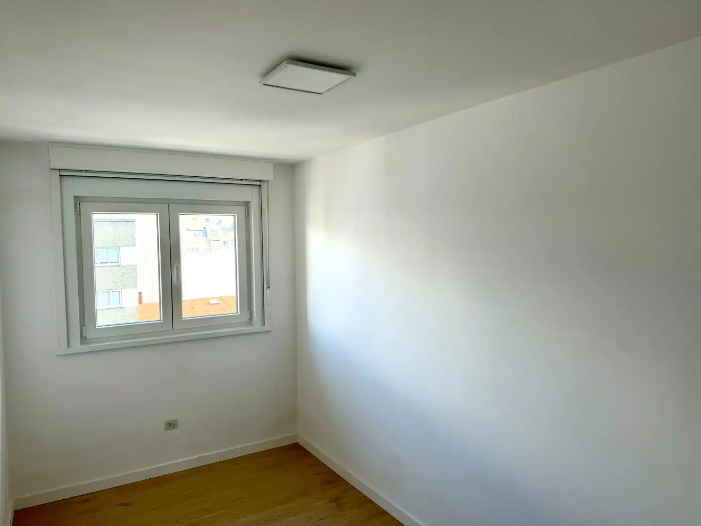 Dormitori de Pis en venda en A Coruña Capital  amb Parquet, Moblat i Balcó
