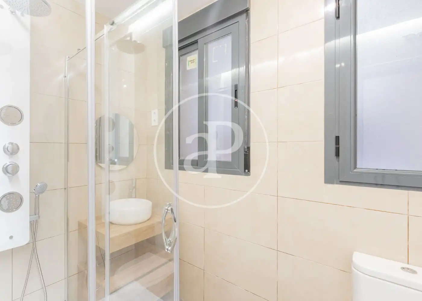 Badezimmer von Wohnung zum Verkauf in Madrid mit Klimaanlage und Heizung