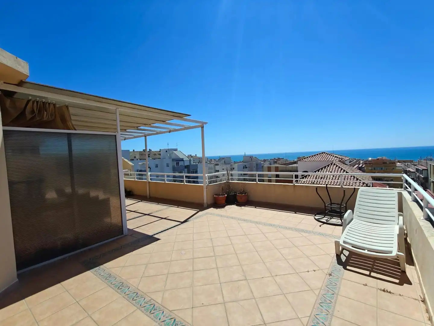 Terraza de Ático de alquiler en Benalmádena con Aire acondicionado, Jardín privado y Amueblado