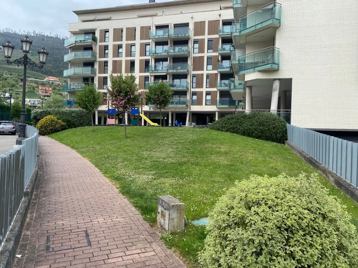 Vista exterior de Pis en venda en Oviedo  amb Calefacció, Traster i Balcó