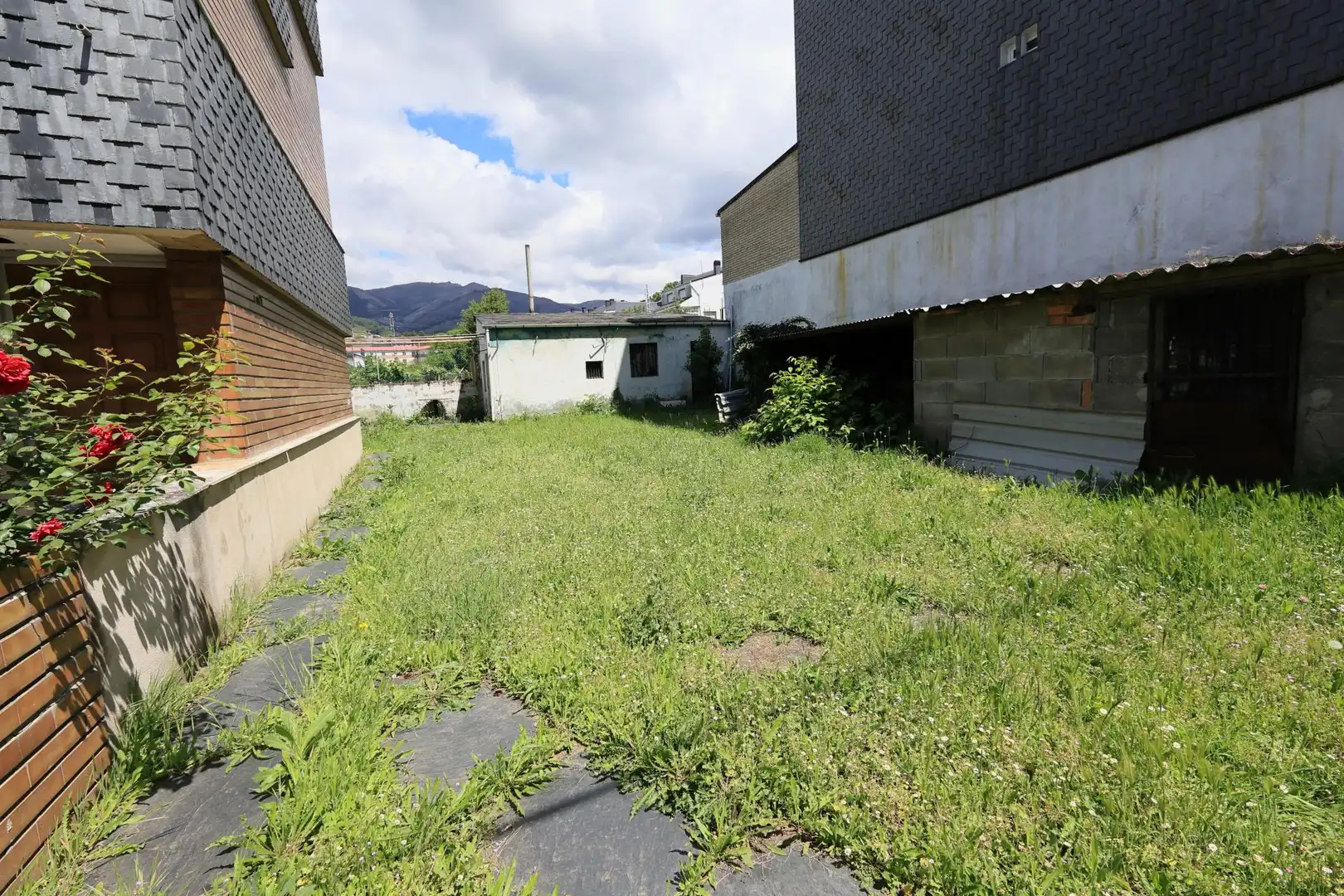 Casa adosada en venta en O Barco de Valdeorras   con Calefacción, Piscina y Balcón