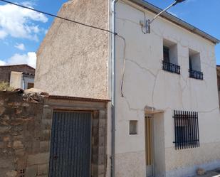 Vista exterior de Casa o xalet en venda en Bello amb Jardí privat, Terrassa i Moblat