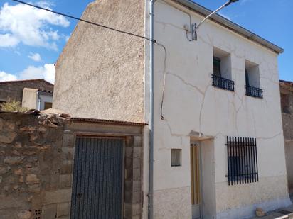 Vista exterior de Casa o xalet en venda en Bello amb Jardí privat, Terrassa i Moblat
