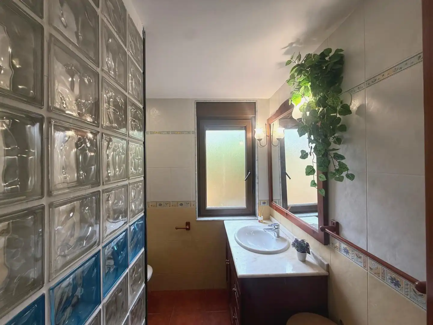 Baño de Casa adosada en venta en Avilés con Calefacción, Jardín privado y Terraza
