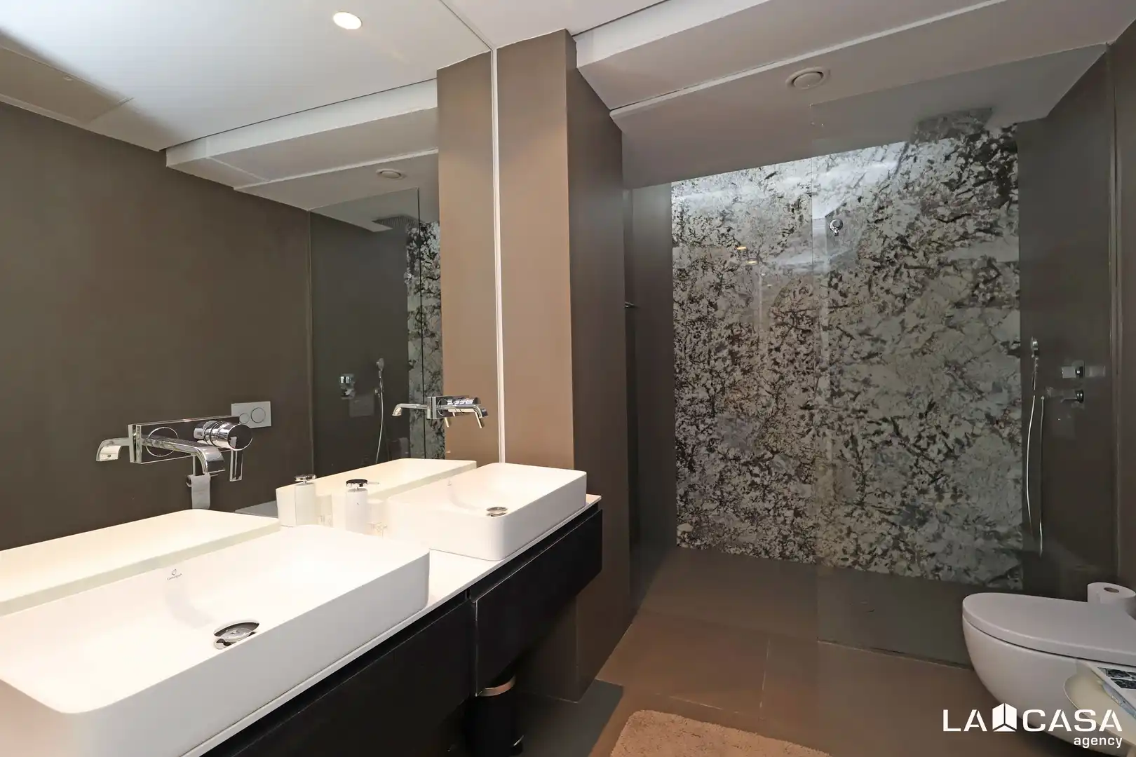 Baño de Dúplex en venta en Barcelona con Terraza y Piscina
