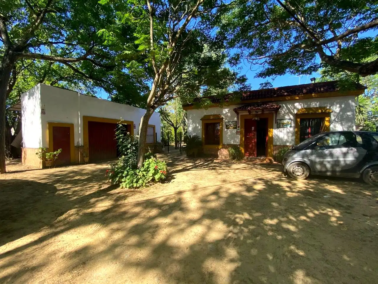 Vista exterior de Casa o xalet en venda en Alcalá de Guadaira amb Jardí privat, Terrassa i Piscina