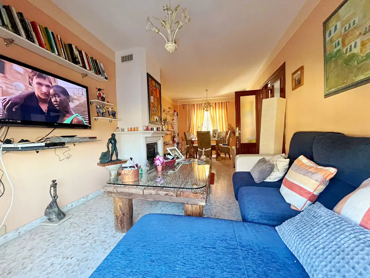 Sala d'estar de Casa adosada en venda en Cártama amb Aire condicionat, Terrassa i Piscina comunitària