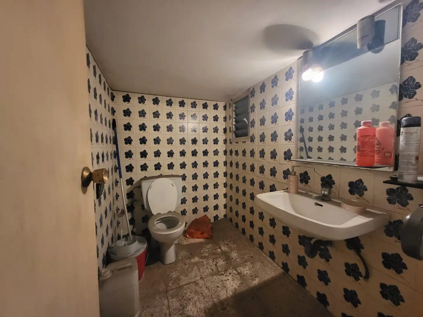 Baño de Local en venta en L'Hospitalet de Llobregat