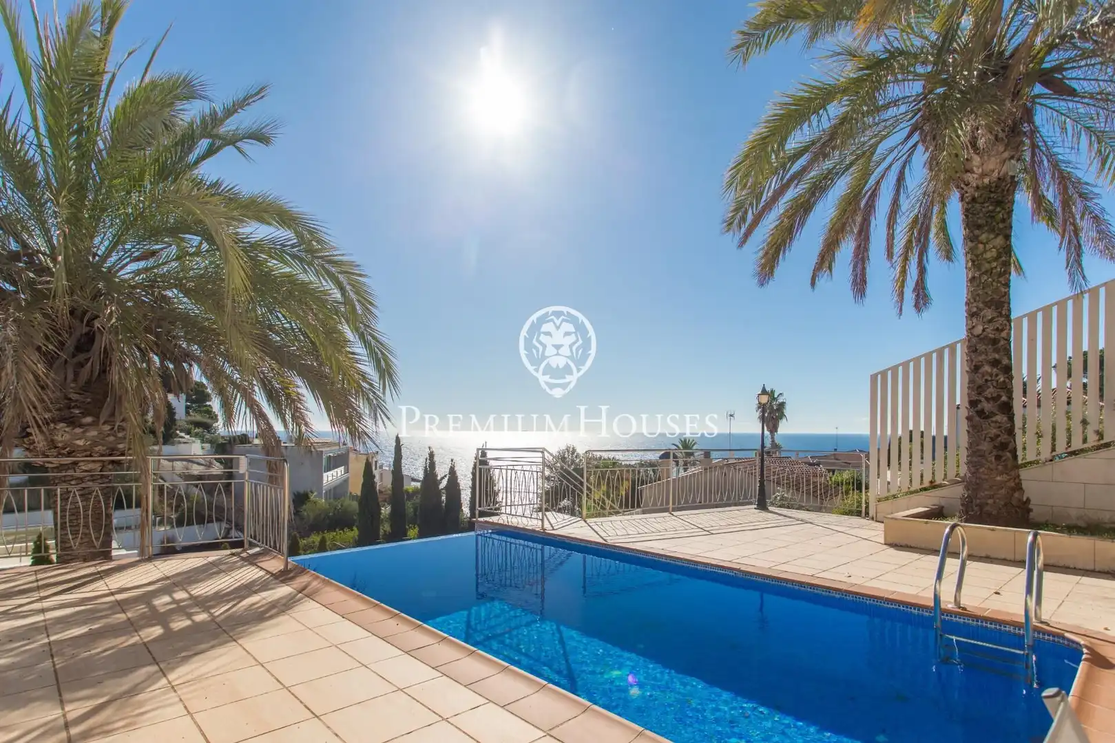 Casa con piscina in vendita a Montgoda