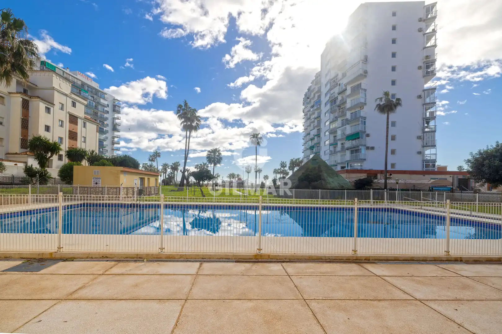 Vista exterior de Estudi en venda en Benalmádena amb Calefacció, Jardí privat i Piscina