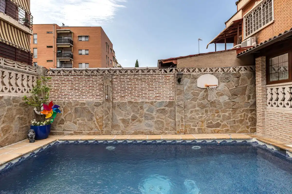 Piscina de Casa adosada en venda en Alcalá de Henares amb Aire condicionat, Calefacció i Jardí privat