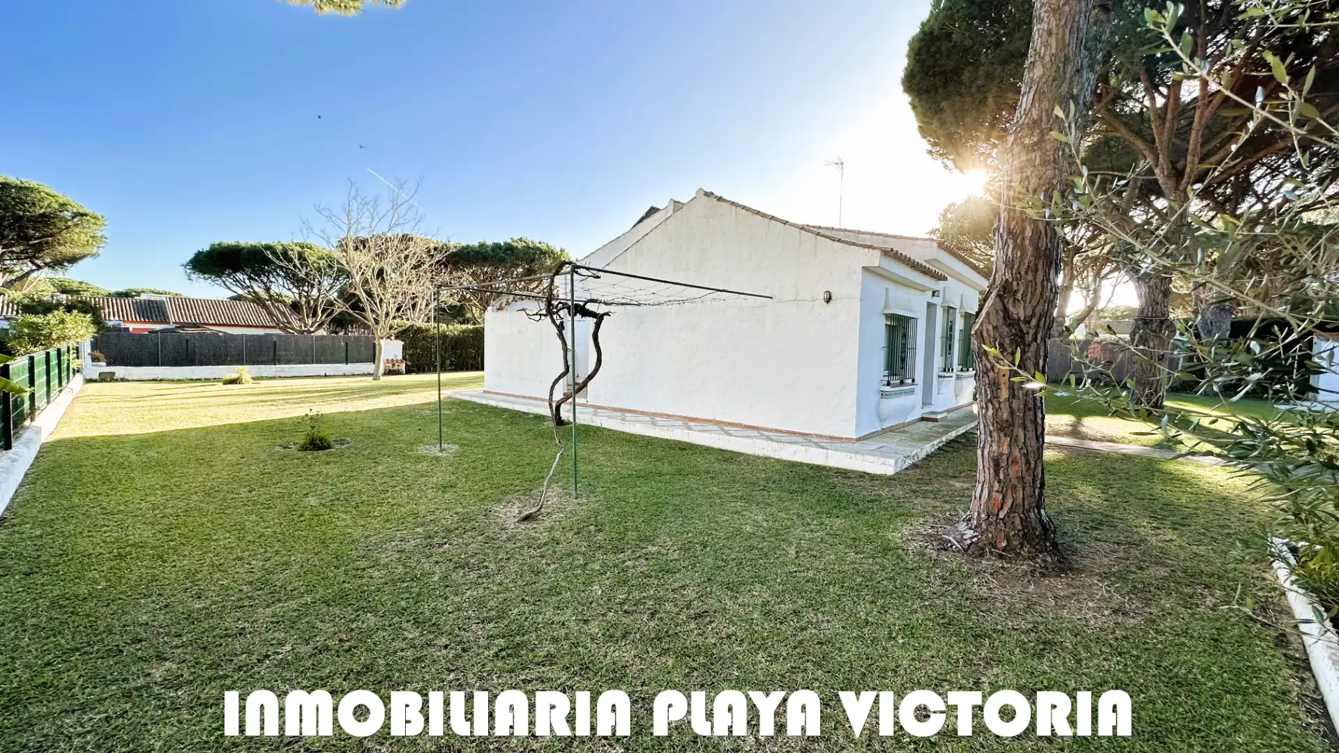 Vista exterior de Casa o chalet en venta en Conil de la Frontera con Aire acondicionado, Jardín privado y Piscina