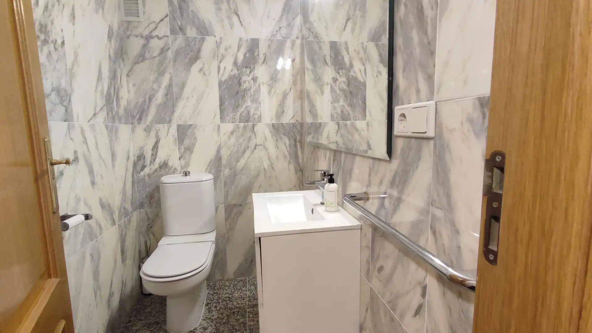 Baño de Casa adosada de alquiler en Zaragoza con Aire acondicionado, Calefacción y Jardín privado