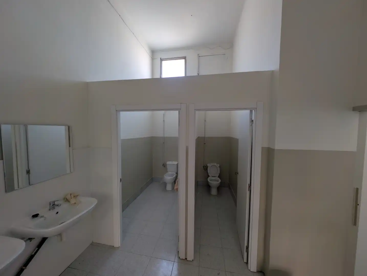 Baño de Nave industrial de alquiler en La Llagosta con Alarma