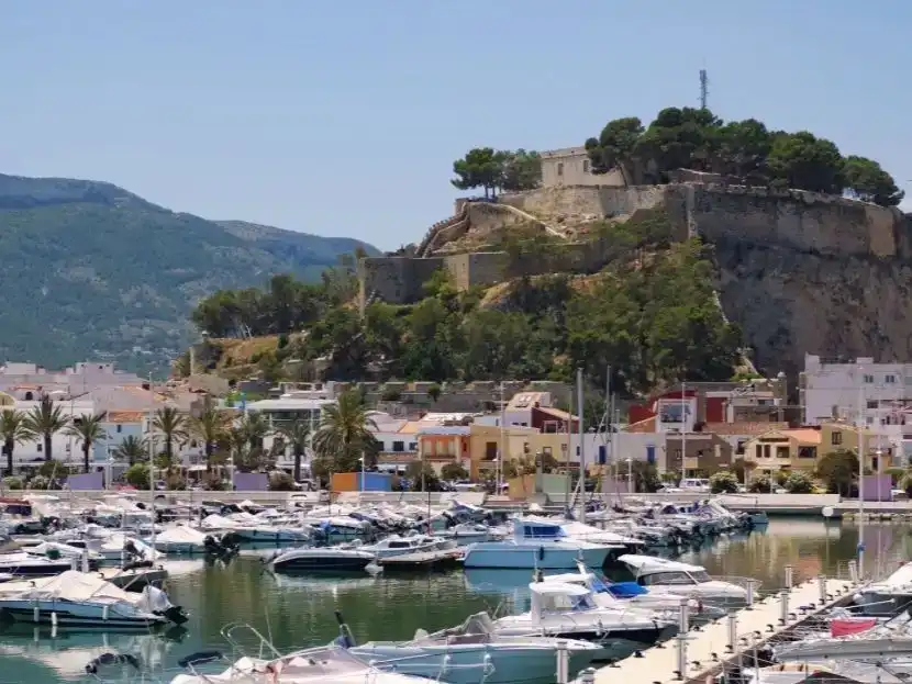 Außenansicht von Wohnung zur Miete in Dénia mit Klimaanlage und Schwimmbad