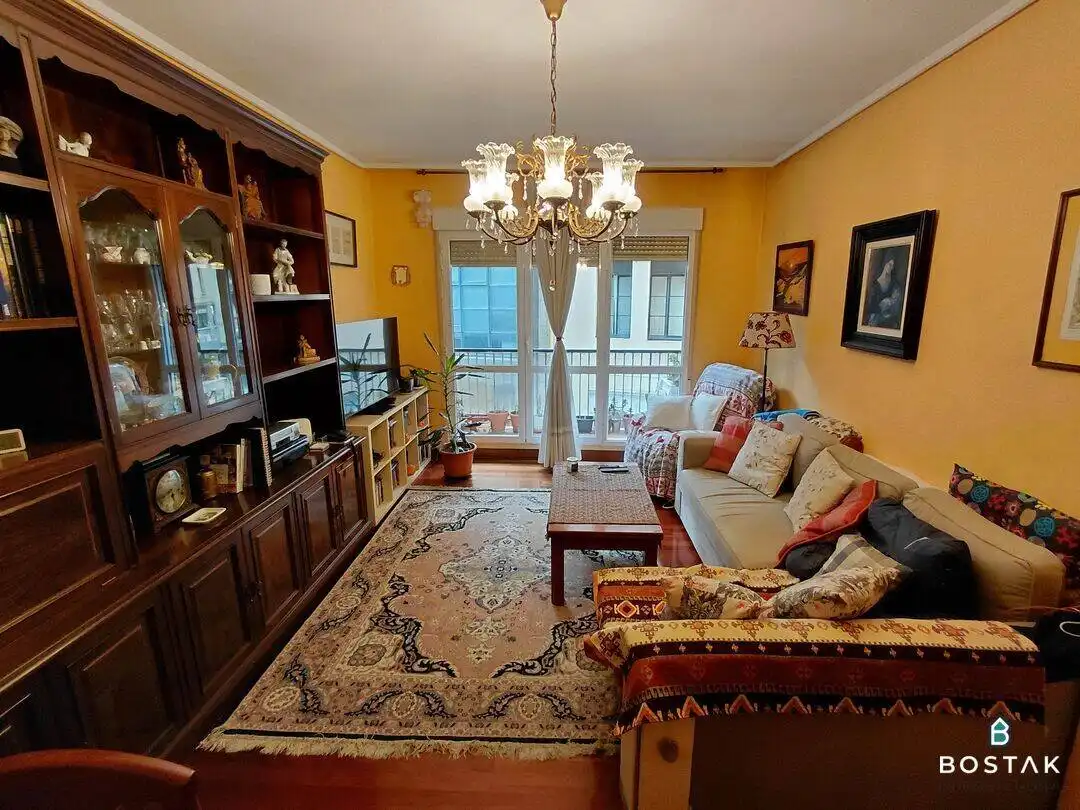 Sala d'estar de Pis en venda en Bilbao  amb Calefacció, Terrassa i Balcó