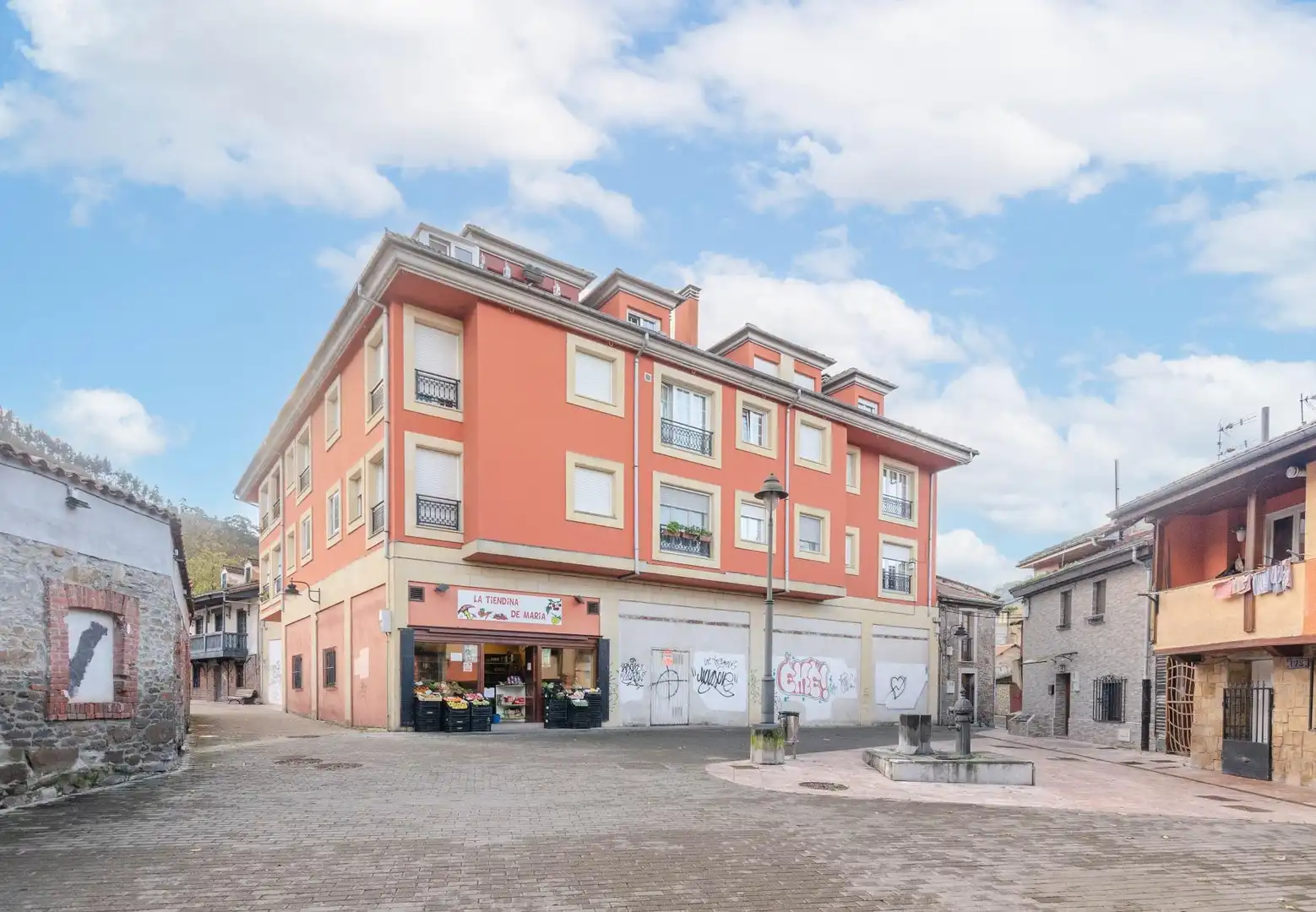 Vista exterior de Piso en venta en Mieres (Asturias) con Calefacción, Amueblado y Balcón