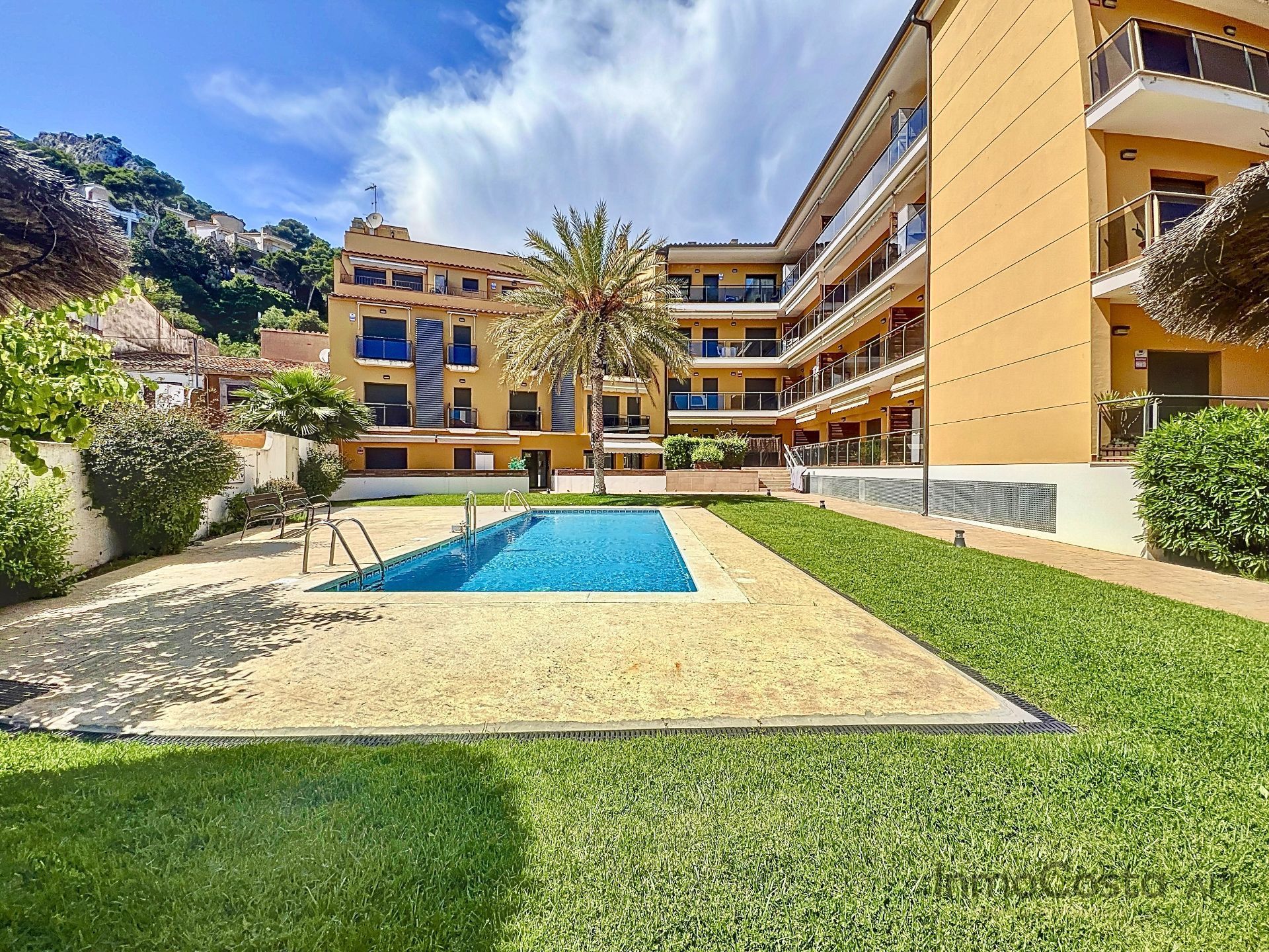 Piscina de Estudio en venta en L'Estartit con Aire acondicionado, Trastero y Amueblado