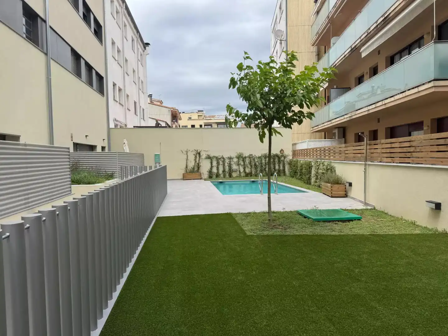 Piscina de Pis de lloguer en Girona amb Aire condicionat, Calefacció i Parquet